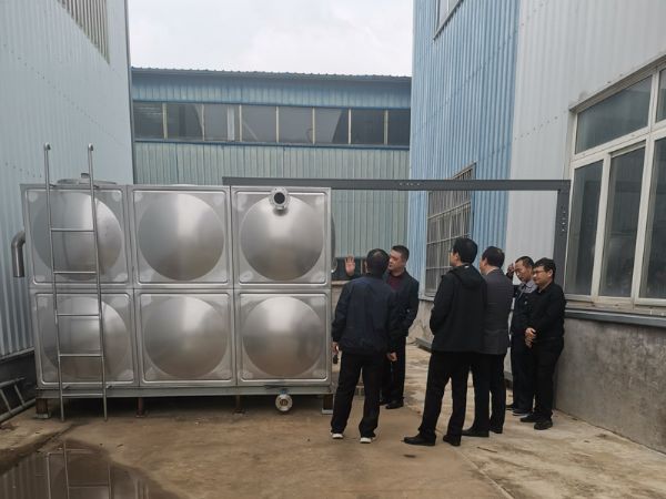 濟(jì)寧職業(yè)技術(shù)學(xué)院機(jī)電工程系教師及校領(lǐng)導(dǎo)，協(xié)同鎮(zhèn)領(lǐng)導(dǎo)來(lái)廠(chǎng)考察合作